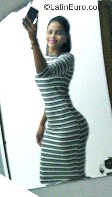 Date this gorgeous Dominican Republic girl Yanna from Santo Domingo DO28889
