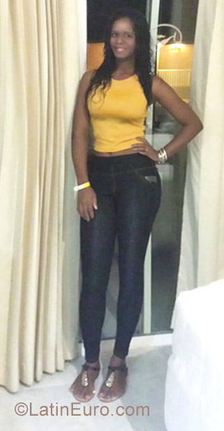 Date this nice looking Dominican Republic girl Vieliz from Santo Domingo DO39986