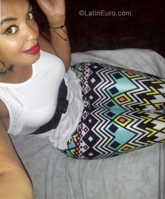 Date this happy Dominican Republic girl Nairoby from Santiago DO29487