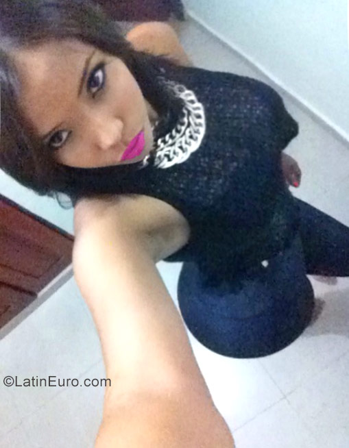 Date this pretty Dominican Republic girl Vanesa from Santo Domingo DO29494