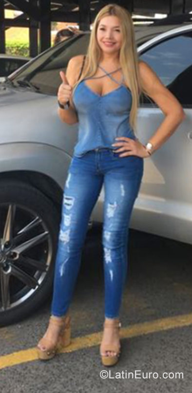 Date this nice looking Colombia girl Viviana from Barranquilla CO22027