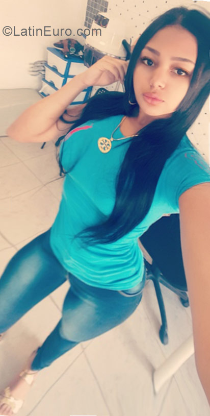 Date this charming Dominican Republic girl Andrea from Santo Domingo DO29936