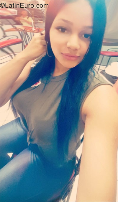 Date this lovely Dominican Republic girl Andrea from Santo Domingo DO30083