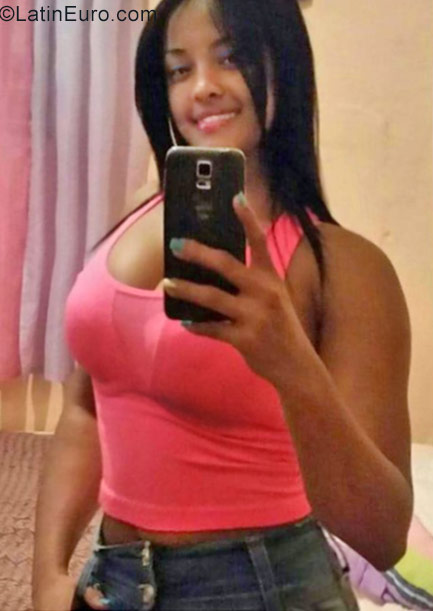 Date this sensual Dominican Republic girl Yaneri from Santiago De Los Caballeros DO30112