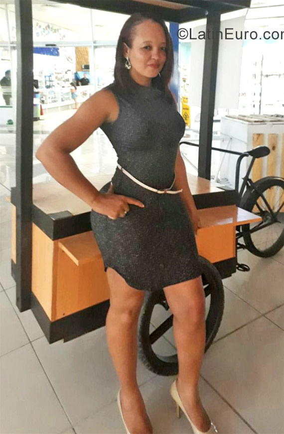 Date this sultry Dominican Republic girl Kenia from Santo Domingo DO30126