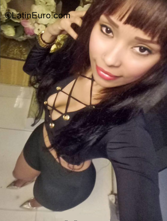 Date this good-looking Dominican Republic girl Ammy from Santo Domingo DO40222