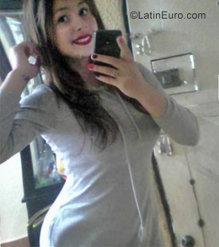 Date this good-looking Colombia girl Brigeth from Bogota CO22258