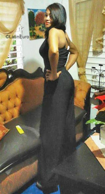 Date this foxy Dominican Republic girl Ramolia from Moca DO30313