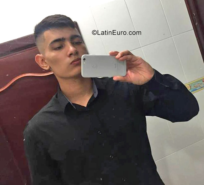 Date this sultry Venezuela man Rey from Valencia VE974