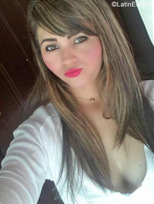 Date this attractive Venezuela girl Lari from Maracaibo VE981