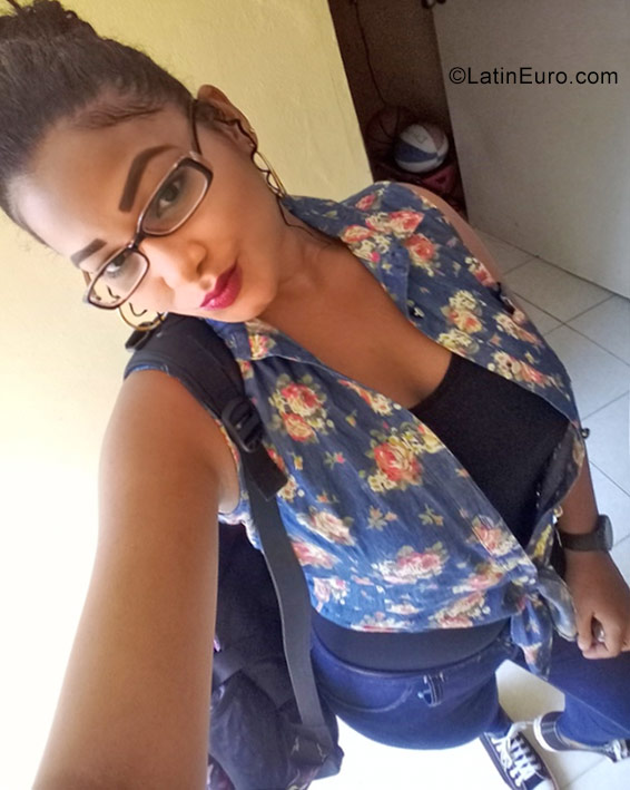 Date this beautiful Dominican Republic girl Roxanna from Santo Domingo DO30423