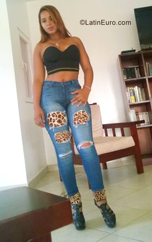 Date this fun Dominican Republic girl Esmarlin from Santiago DO30469