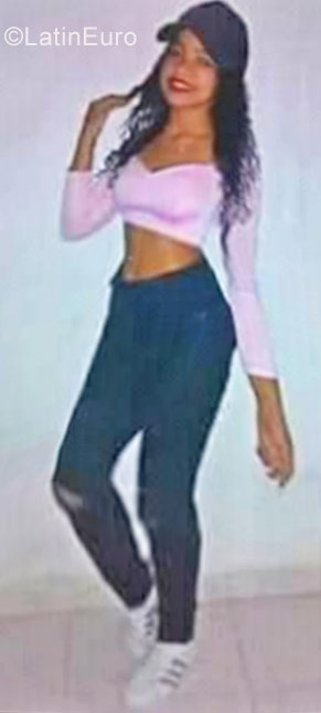 Date this nice looking Colombia girl Val from valledupar CO22672