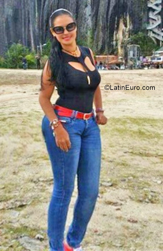 Date this nice looking Colombia girl Fernanda from Pereira CO22673