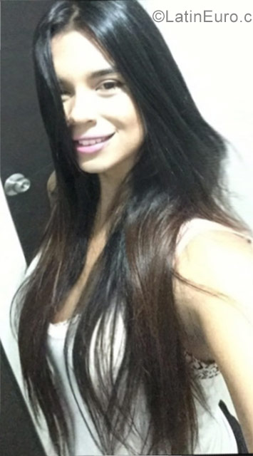 Date this nice looking Colombia girl Ana from Bucaramanga CO22693