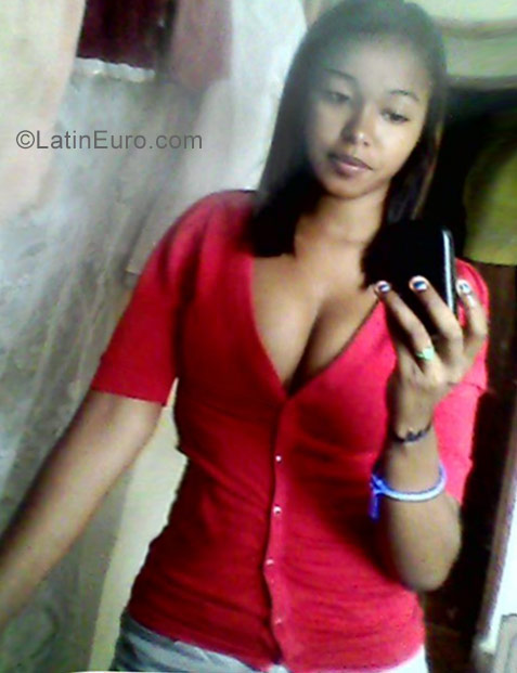 Date this athletic Dominican Republic girl Molie from Santo Domingo DO30709