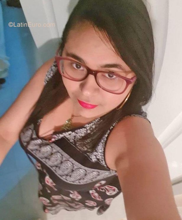 Date this beautiful Dominican Republic girl Franchesca from Santo Domingo DO30739