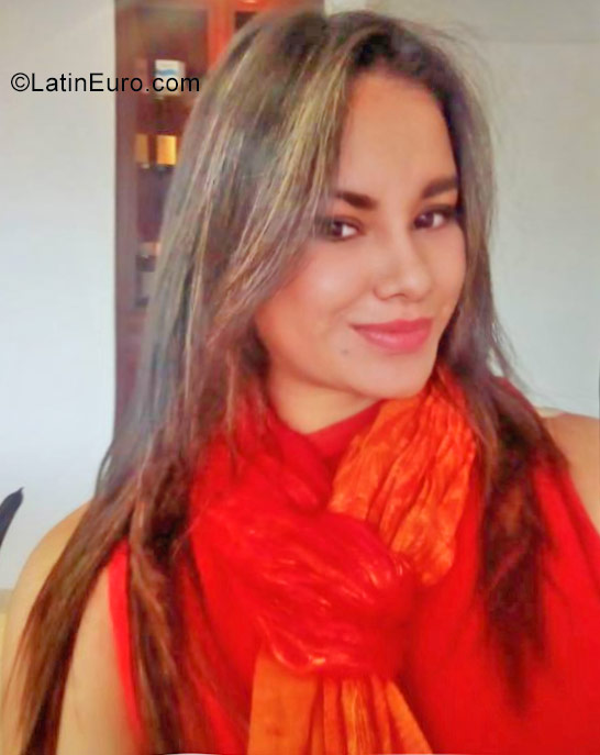 Date this athletic Colombia girl Salen from Bogota CO22857