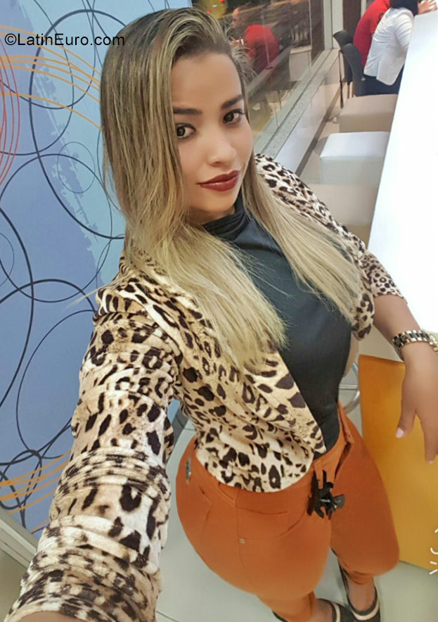 Date this attractive Brazil girl Luane from Joinville BR10376