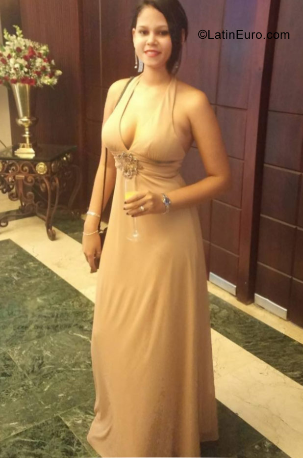 Date this good-looking Dominican Republic girl Alex9301 from Santo Domingo DO30883