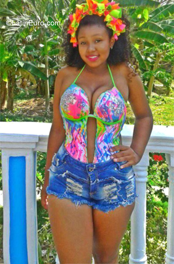 Date this delightful Colombia girl Angie from Cartagena CO22867