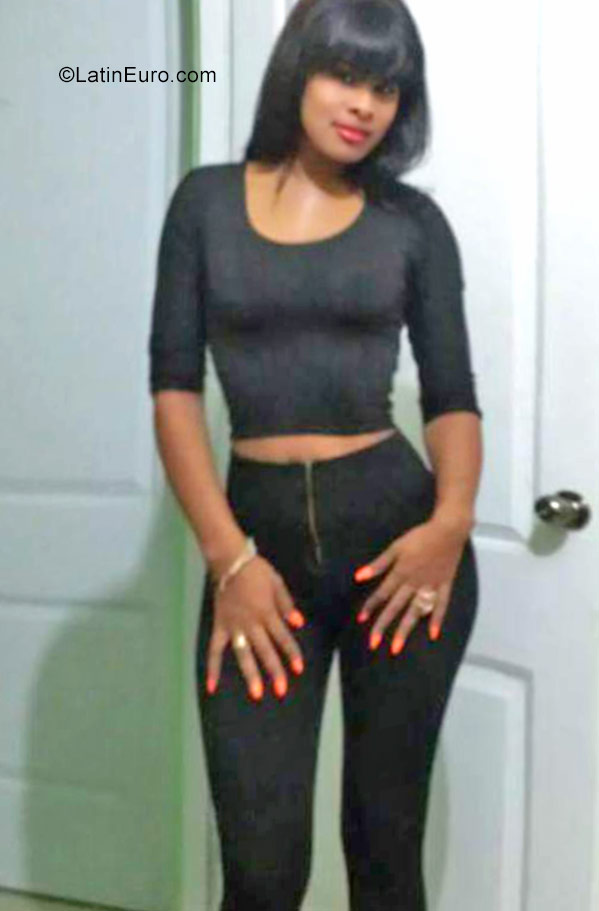 Date this good-looking Dominican Republic girl Ana from Santo Domingo DO30905