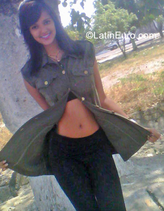 Date this hot Venezuela girl Vanessa from Valencia VE1199