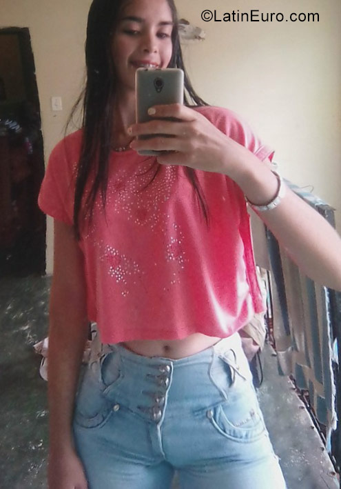 Date this pretty Venezuela girl Andrea Sthefani from Valera VE1212