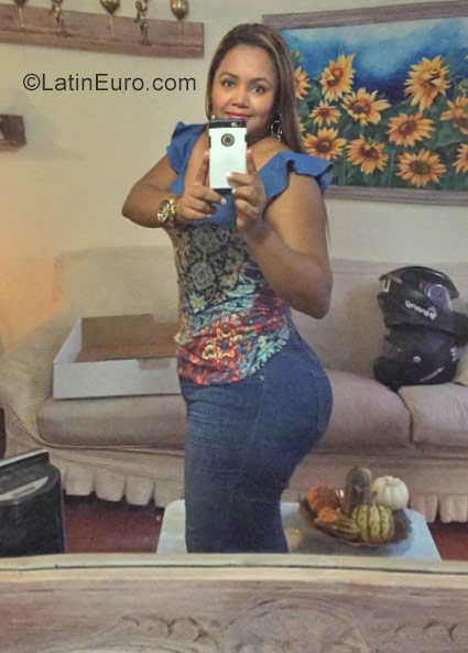 Date this attractive Colombia girl Maria from Cali CO23035