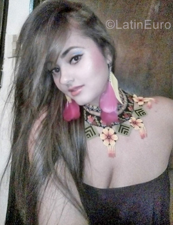 Date this nice looking Colombia girl Andrea from Medellin CO23130