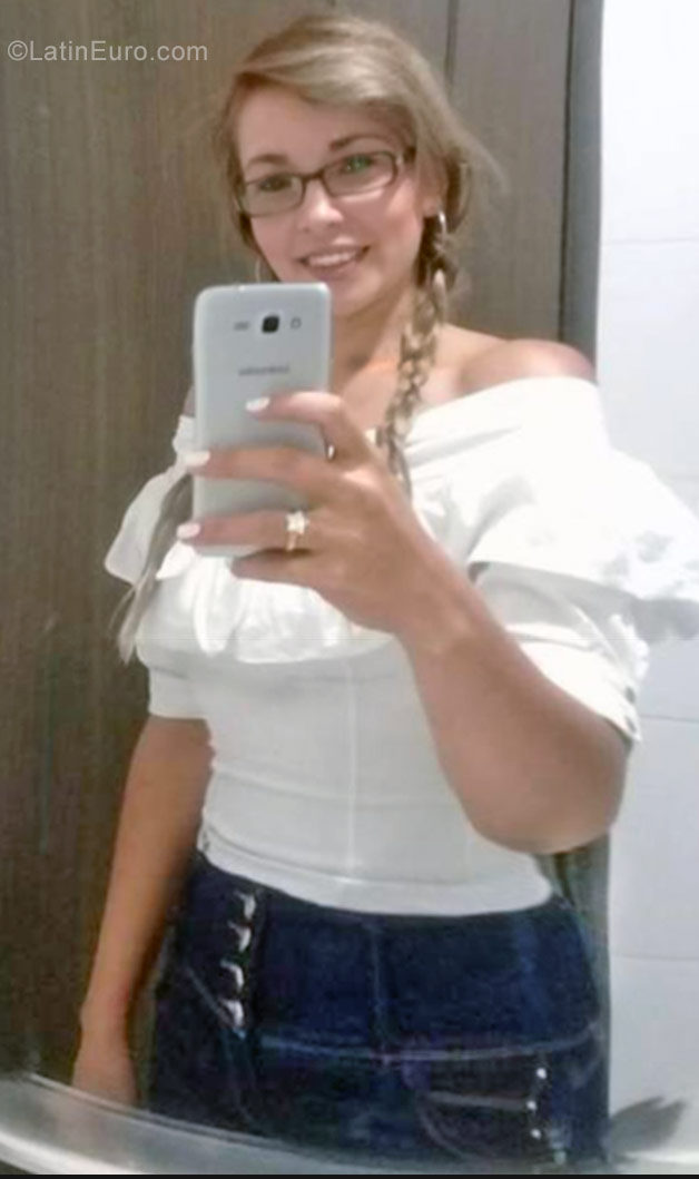 Date this good-looking Colombia girl Ana from Bucaramanga CO23236