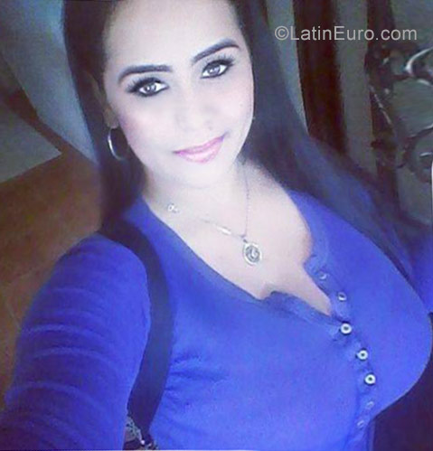 Date this beautiful Venezuela girl Andrea from Valencia VE1318