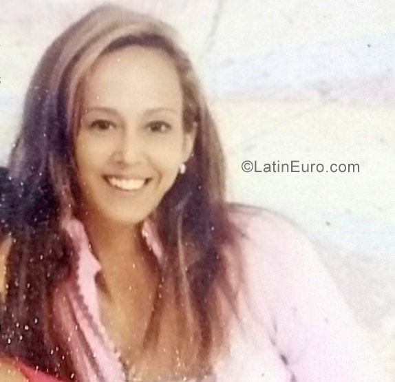 Date this lovely Cuba girl Yima from Havana CU254
