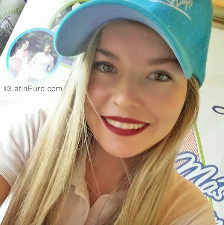 Date this stunning Bolivia girl Dorinkia from Santa Cruz BO38