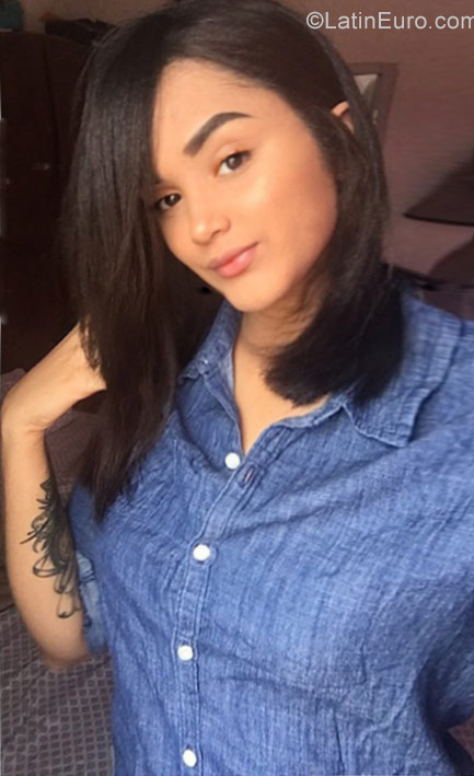 Date this foxy Dominican Republic girl Nicole from Santo Domingo DO31887