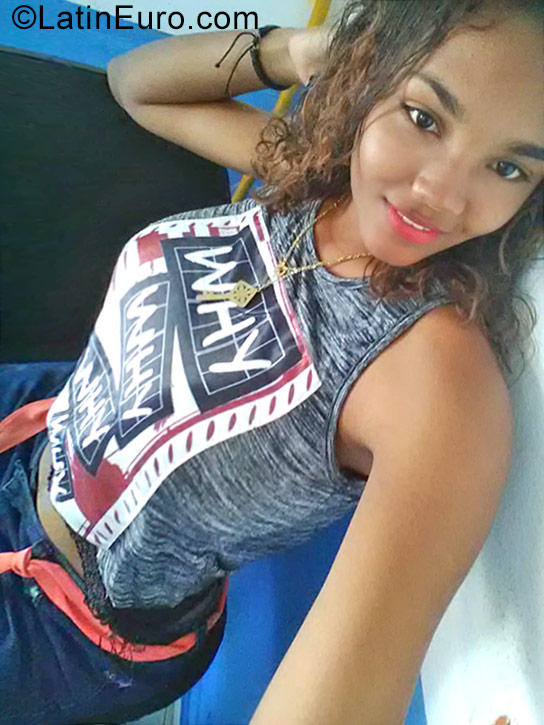 Date this gorgeous Dominican Republic girl Neraliza from Santiago DO32021