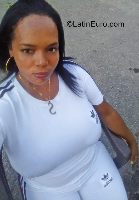 Date this charming Dominican Republic girl Mari from Santo Domingo DO32035
