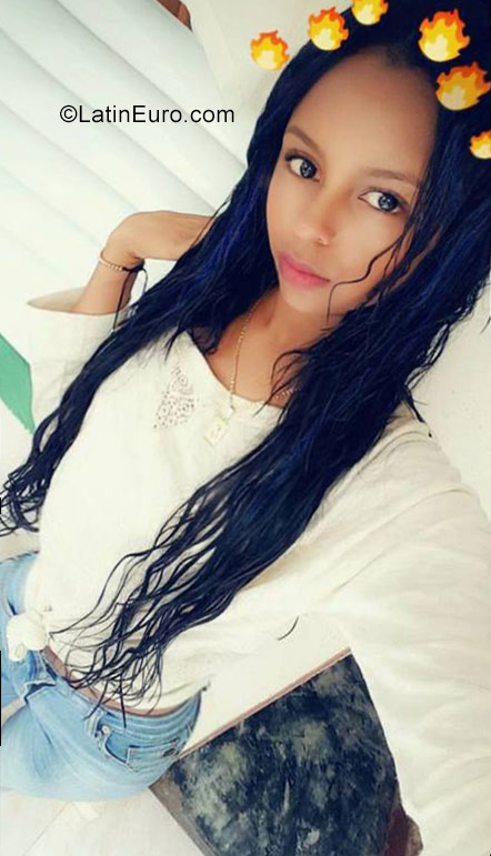 Date this sensual Dominican Republic girl Weniffer from Santiago DO32123