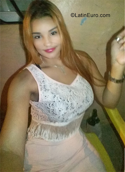Date this sensual Dominican Republic girl Yoselin from Santo Domingo DO32255