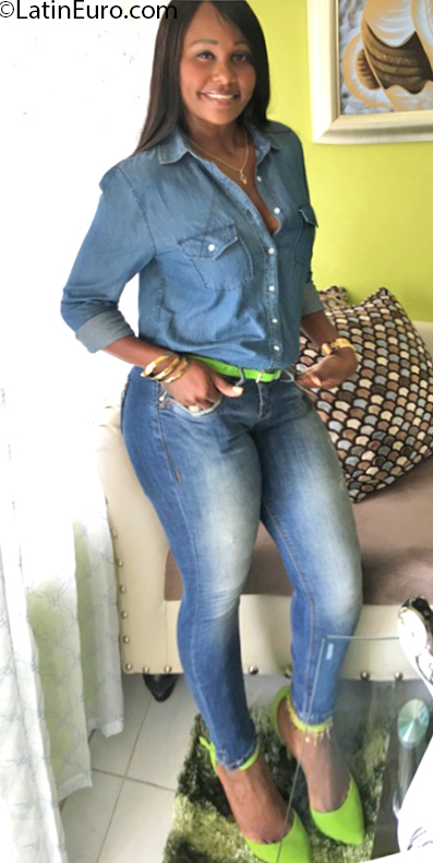 Date this happy Dominican Republic girl Raysa from Santiago DO32306