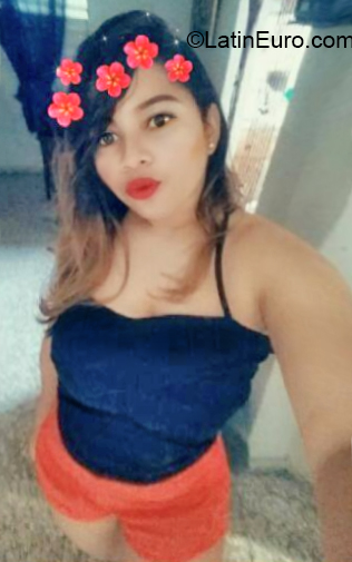 Date this stunning Dominican Republic girl Daniela from Santo Domingo DO32590