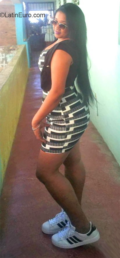 Date this foxy Dominican Republic girl Elvia from Santo Domingo DO32700
