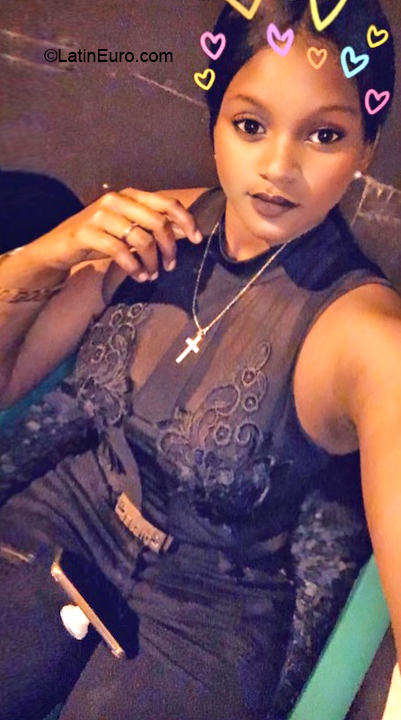 Date this nice looking Dominican Republic girl Charina from Santo Domingo DO32724