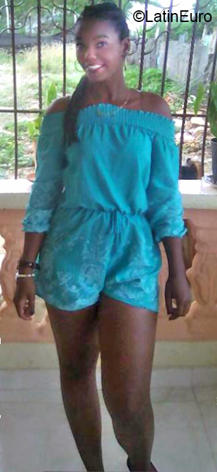 Date this hard body Dominican Republic girl Reynia from Santiago DO32734