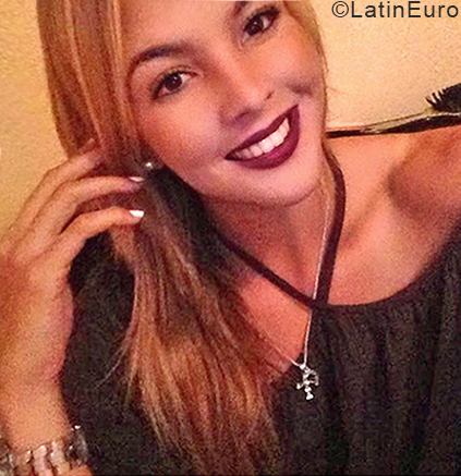 Date this beautiful Venezuela girl Anais from Valencia VE1756