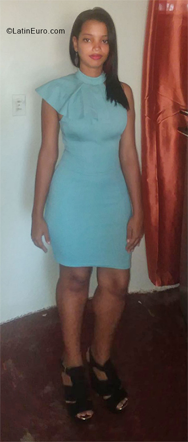 Date this happy Dominican Republic girl Derelis from Santo Domingo DO32852