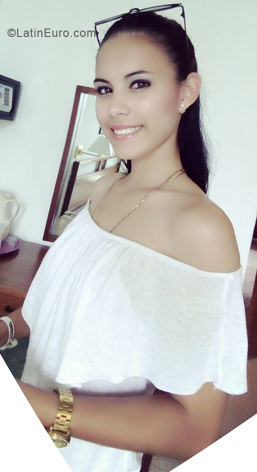 Date this beautiful Cuba girl Arachely from Holguin CU362