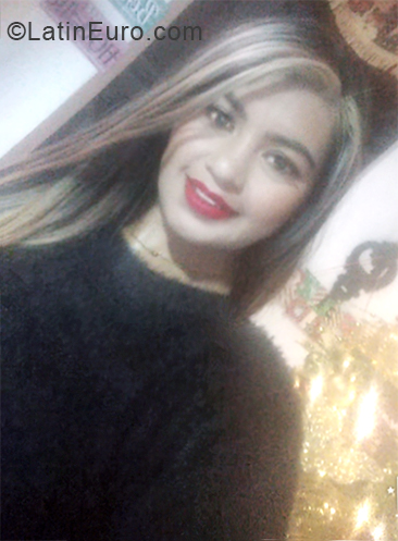 Date this voluptuous Colombia girl Chica from Medellin CO24294