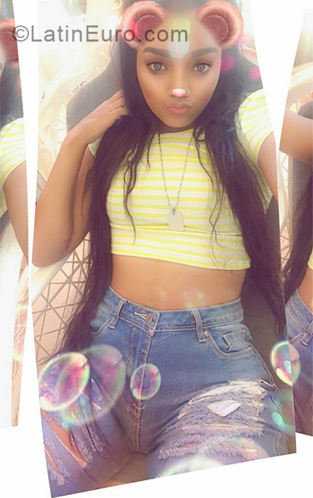 Date this foxy Dominican Republic girl Cris from Santo Domingo DO37679