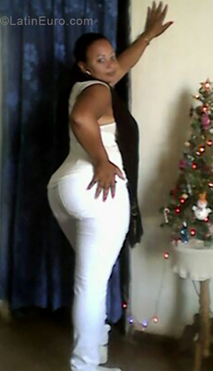 Date this sensual Cuba girl Doridy from Havana CU372